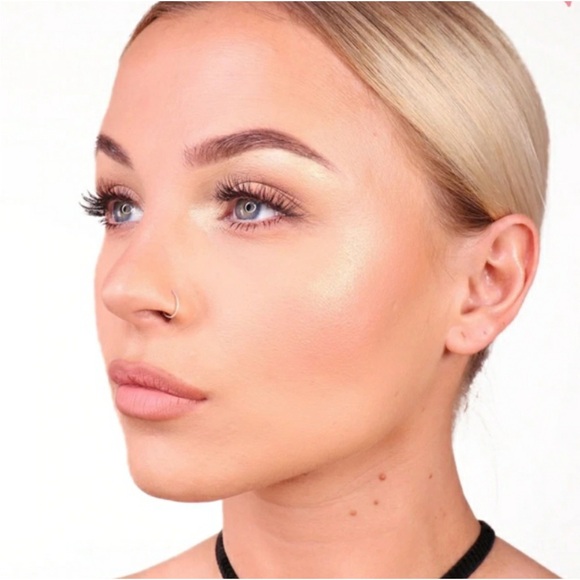 TheBalm Let’s Bolt Highlighter Illuminator - Picture 3 of 4